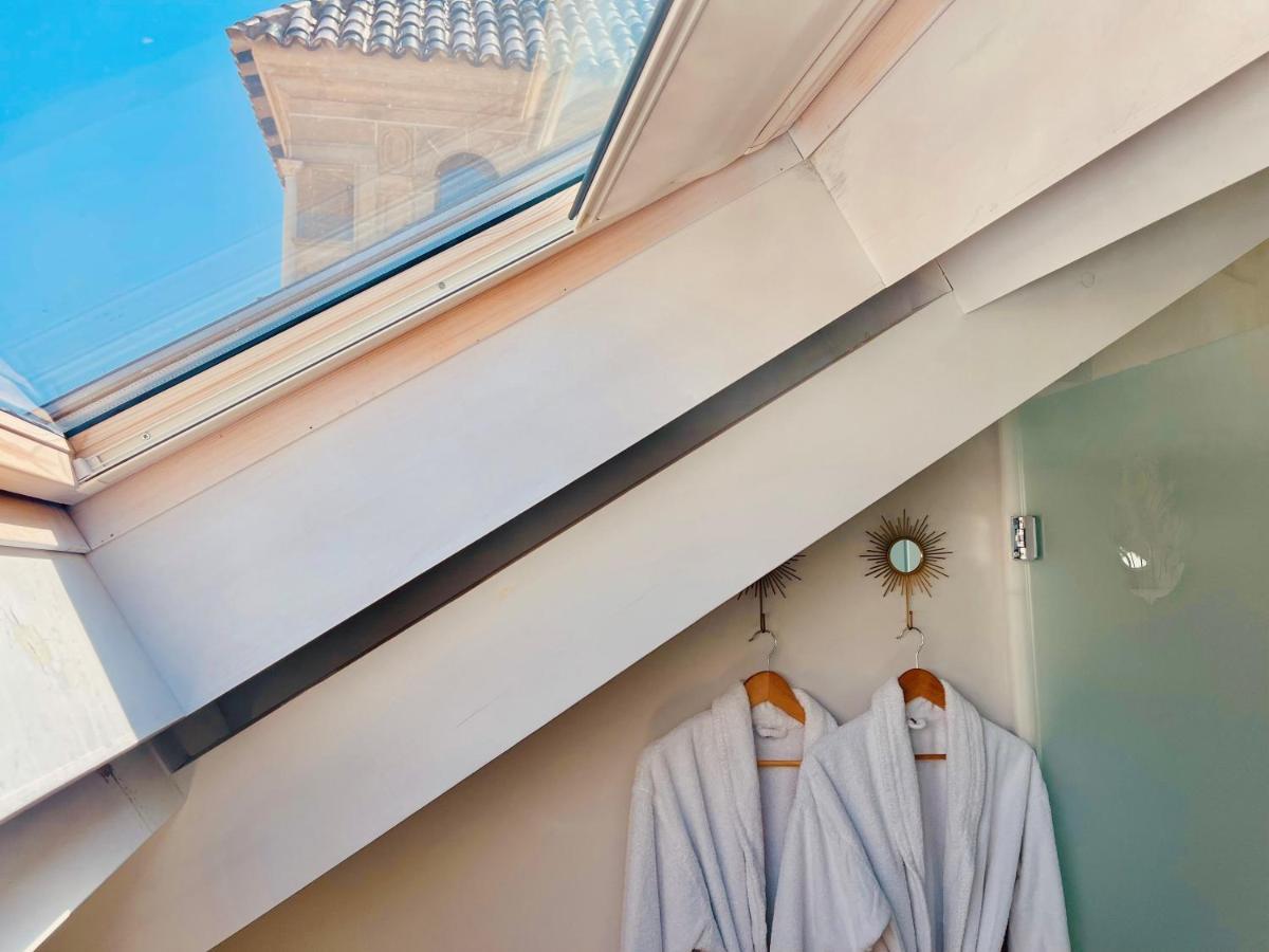Hotel Palacio De Ubeda 5 G.L Экстерьер фото A skylight in a bathroom
