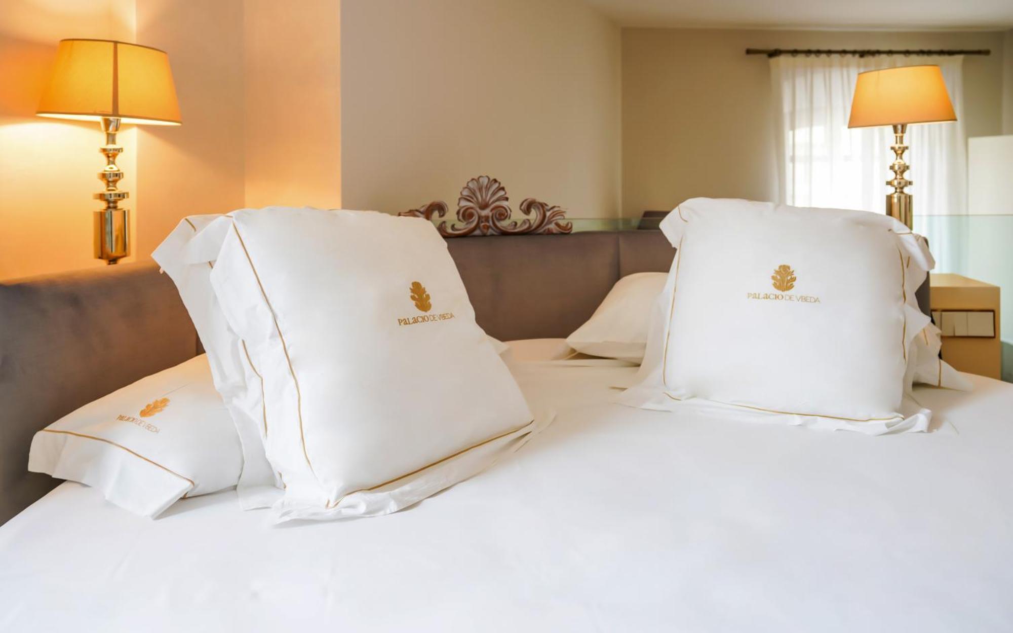 Hotel Palacio De Ubeda 5 G.L Экстерьер фото Pillows on a bed