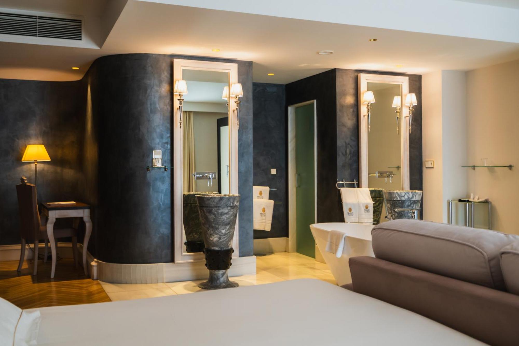 Hotel Palacio De Ubeda 5 G.L Экстерьер фото A bathroom at the Mandarin Oriental, Munich